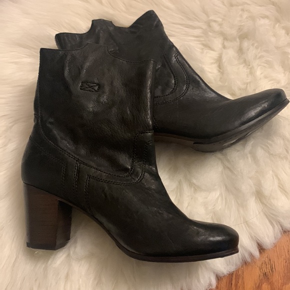 Frye black leather boots size 8 very gently used - Picture 3 of 16